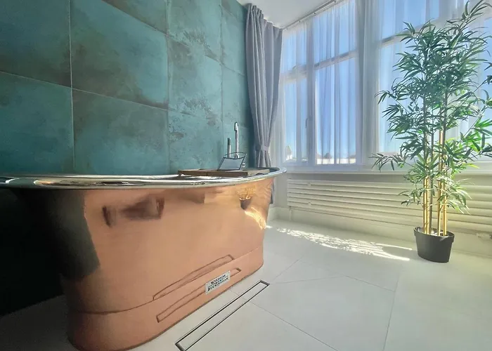Coastline Retreats: Themed Seaside Apartment with Luxury Bath