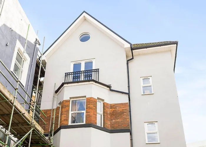 Spacious, Newly Renovated, Three Bedroom Town Centre Duplex With Free Parking, Sleeps Seven - Walking Distance To Beach